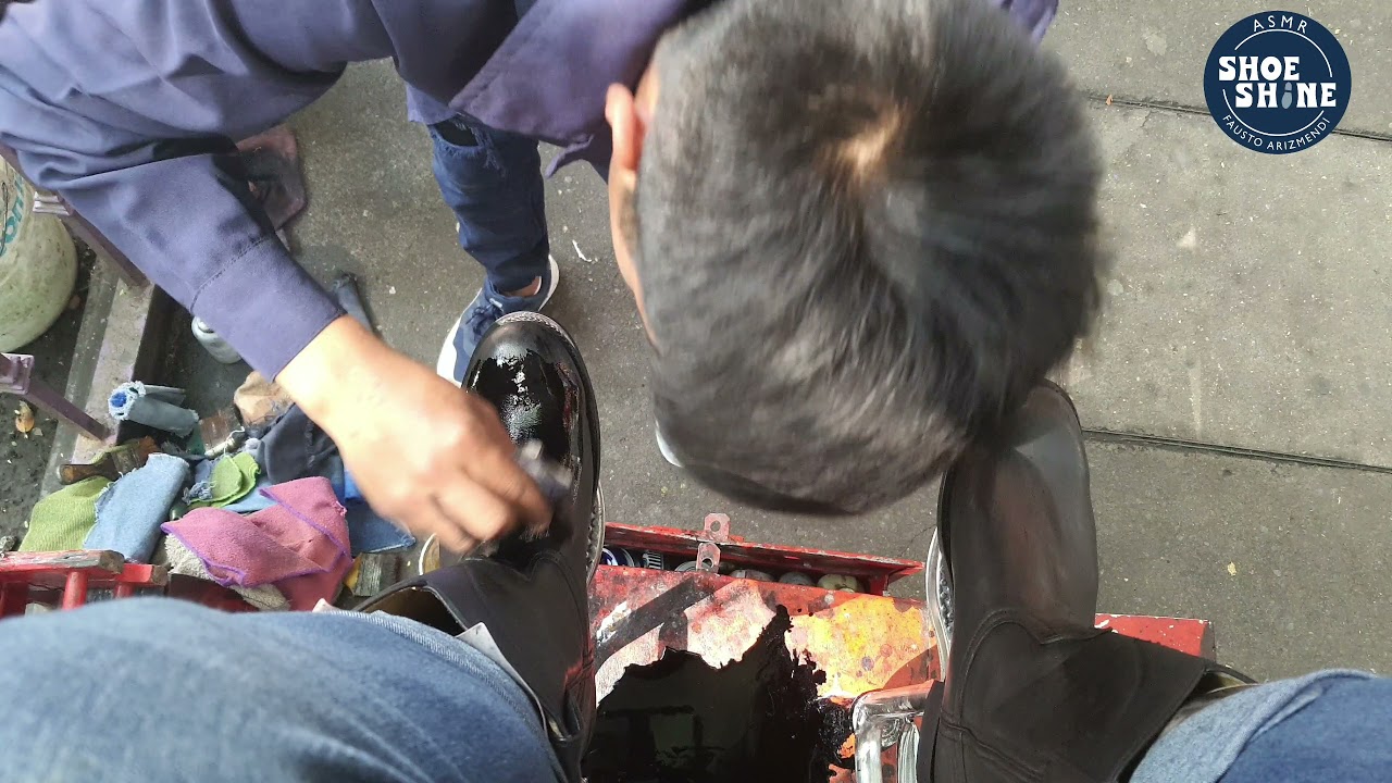 S4E165 Energic shoe shine service on black boots 
