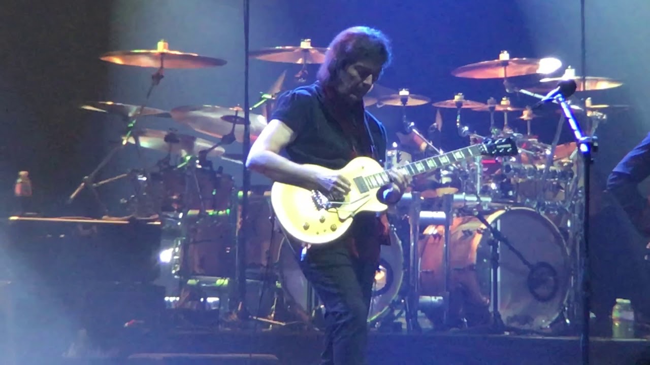 Guarda Dancing with the moonlight knight - Steve Hackett (live Roma Brancaccio 29/04/2019) su YouTube Guarda Dancing with the moonlight knight - Steve Hackett (live Roma Brancaccio 29/04/2019) su YouTube