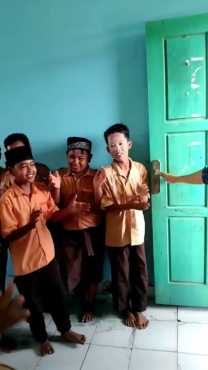 Gurunya Sampek tercengang dan sedih dapat kejutan dari siswanya di hari Guru Nasional