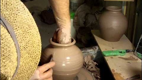SIMON LEACH POTTERY - Throwing a round pot - lift off with paper !