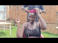 Aisha wa kasuku yogosheshejwe scatter mbega ibishitani bakoreye imbere ya camera turumiwe