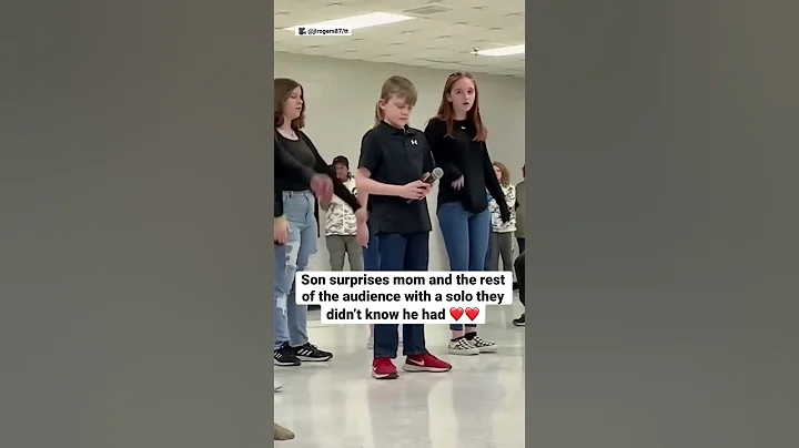 Son surprises mom and the rest of the audience with a solo they didn’t know he had ❤️❤️ - DayDayNews