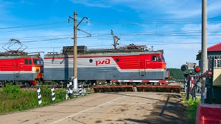 RailWay. Old & New Locomotives with freight on the railroad crossing / Старый и новый электровозы