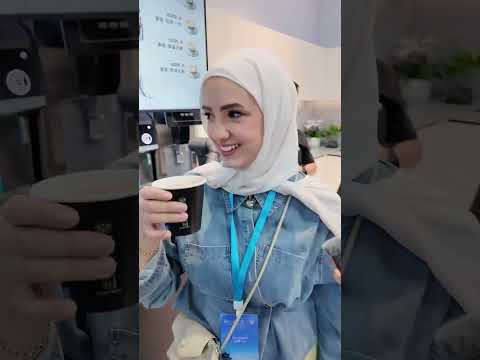 المؤثرة والمبدعة اللبنانية سارة فنيش تجرب قهوة فريدة من نوعها محضرة بواسطة الباريستا الروبوت الصيني