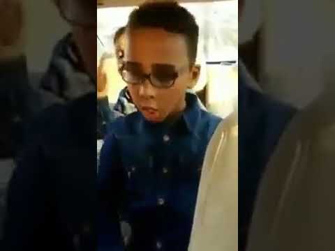 طفل سوداني يبدع في تقليد مغني الراب السوداني الذي يغني للثورة السودانية