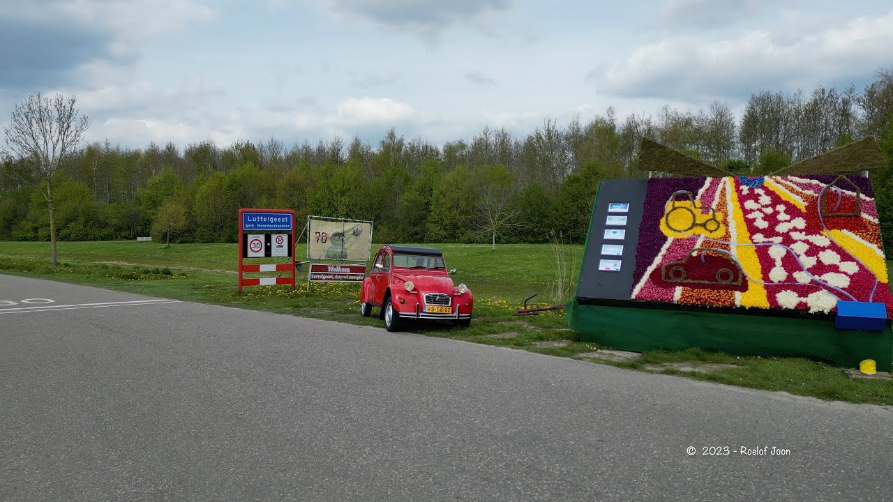 Eendjes van de 2CV Club Nederland rijden Tulpenroute door de Flevopolder.