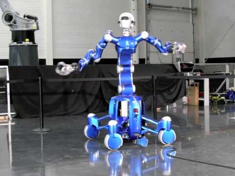 Rollin' Justin Robot Catches Balls Tossed in its Direction