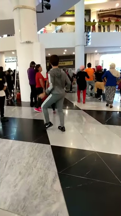 banci zumba..lucu banget..