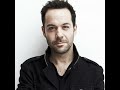 Interview: Stéphane Debac dans la série &quot;Extra&quot; : Un rôle marquant dans une comédie audacieuse