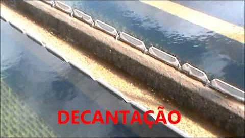 Qual a função do decantador no processo de tratamento de água?
