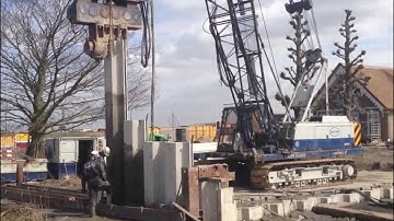 Intrillen betonnen damplanken Hoofddorp / Vibrating Installation of concrete sheet piles.