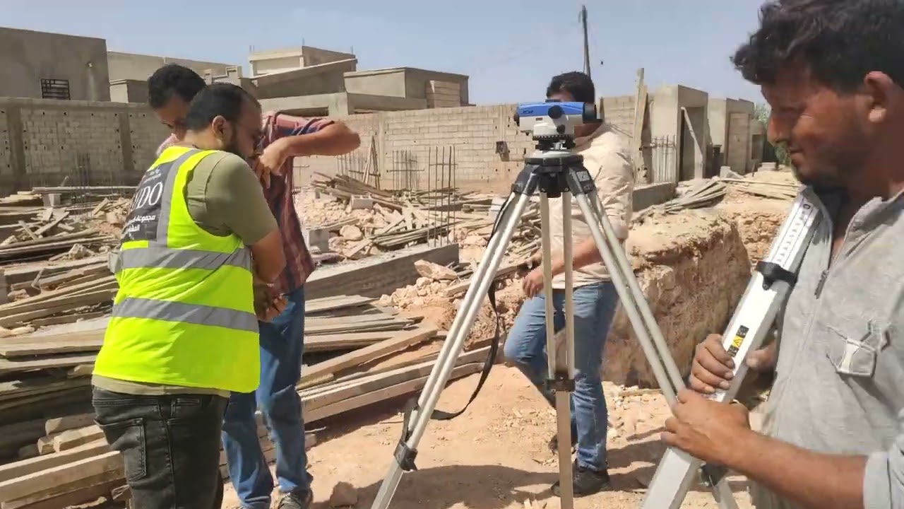 اعمال المساحه بواسطة جهاز اللفيل (level) لنقل منسوب الشارع (منسوب الصفر المعماري) الي المنشأ لتحديد