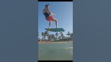 KITESURFER LANDS JUMP WITH A DOWNLOOP