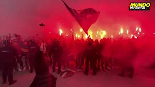 CHAMPIONS LEAGUE | AMBIENTAZO en la llegada del BARÇA a Montjuïc para recibir al NÁPOLES