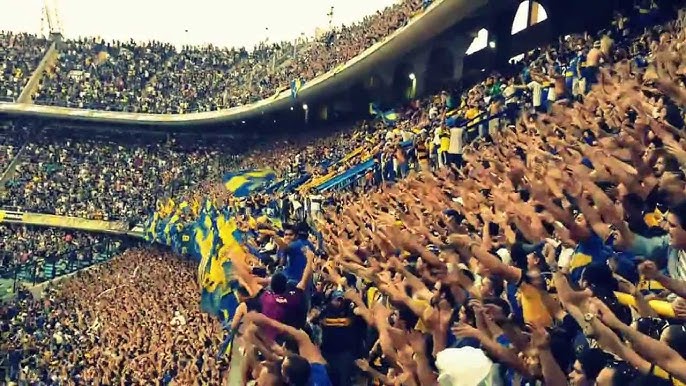 Torcida do Aris faz linda festa em partida de basquete na Grécia  (04.10.2017) 