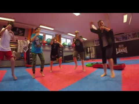 Video: 9 úžasných Výhod Cvičení Capoeira - Bojový Trénink Pro ženy