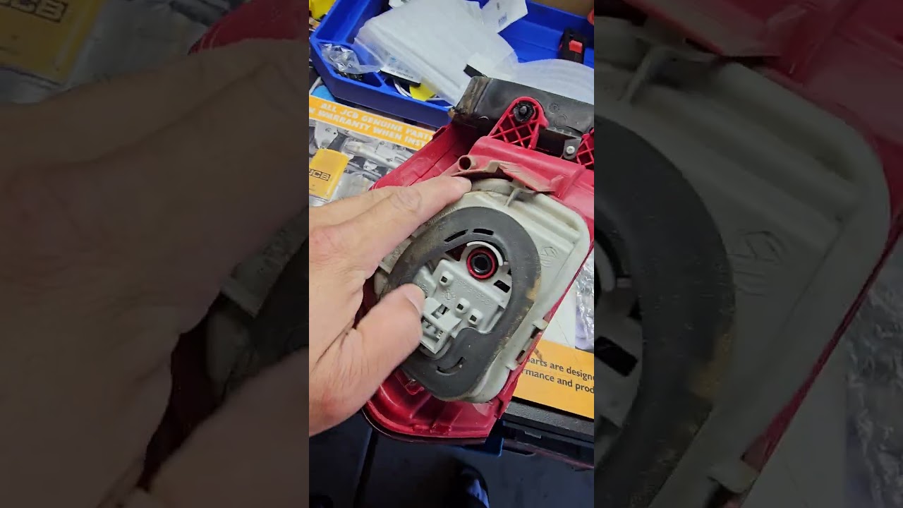 Volkswagen Passat: 💡 Как заменить лампу заднего указателя поворота на VW Passat TDI (пошаговое ру...