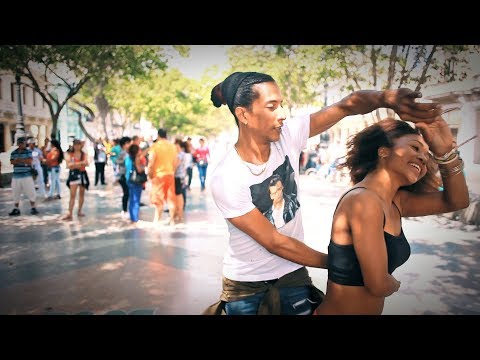 Salsa pura cubana en Prado de La Habana Cuba - Belleza Latina #SalsaCubana
