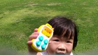 20170515 姐姐在公園草皮上跑跑跑2