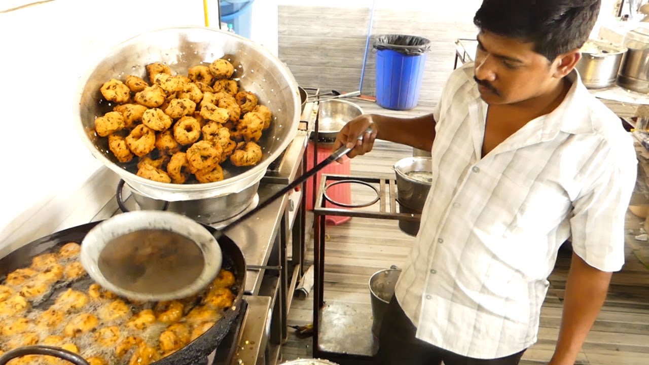 Crispy Medu Vada Recipe Making Restaurant Style | Rk Tiffins At Rajahmundry | Indian Street Food | KikTV Network