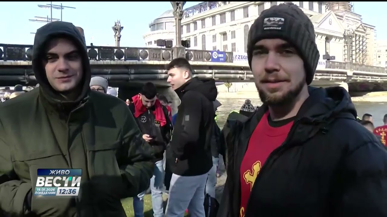 Дарко Митровиќ го фати крстот во водите на Вардар во Скопје