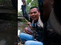 mancing udang di sungai kecil