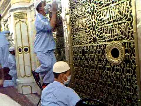 cleaning of Golden cover (Jaali ) of Roza-e Mubara...