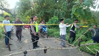 Polres Sampang Anggota Polsek Kedundung Pasang Police Line Di Jl. Desa Gunung Eleh Yang Ambles