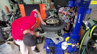 Changing a motorcycle tire on a electric pneumatic machine (mayflower)