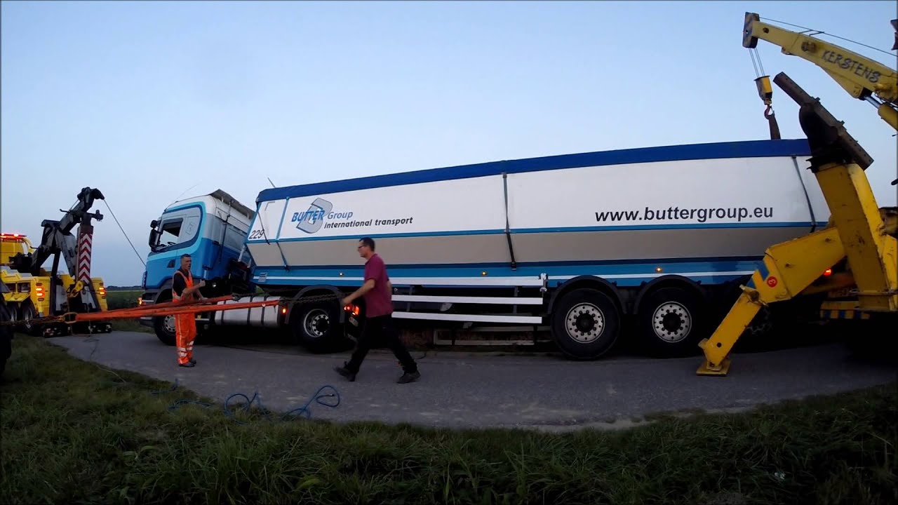 Vrachtwagen in de berm Herkingen