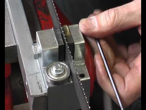 Как сложить ленточную пилу. Подшипники направляющие для ленточной пилы jet. Ленточный станок регулировка пилы. Как отрегулировать ленточную. Щетка для очистки пильного полотна jet.