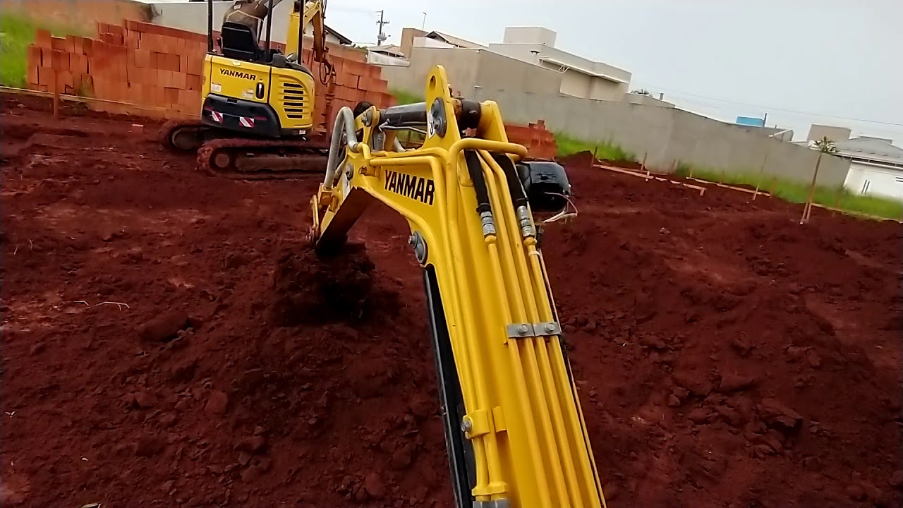 Escavação de valas para tubulação com a Yanmar Vio12