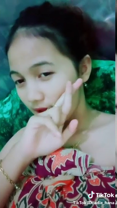 Cewek Muda cantik ini mendesah