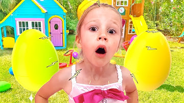 Nastya và Stacy đang mở trứng khổng lồ và chơi với đồ chơi bất ngờ