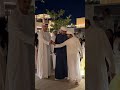 سمو الشيخ عبدالله بن زايد يتجول في أحد الحدائق وتصور مع المواطنين قبلة من الاحترام والتواضع