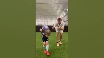 FREESTYLE TRICK TUTORIAL💣NECK STALL🤩🔥 #shorts #freestyle #football #skills #tiktok #ronaldo #fifa