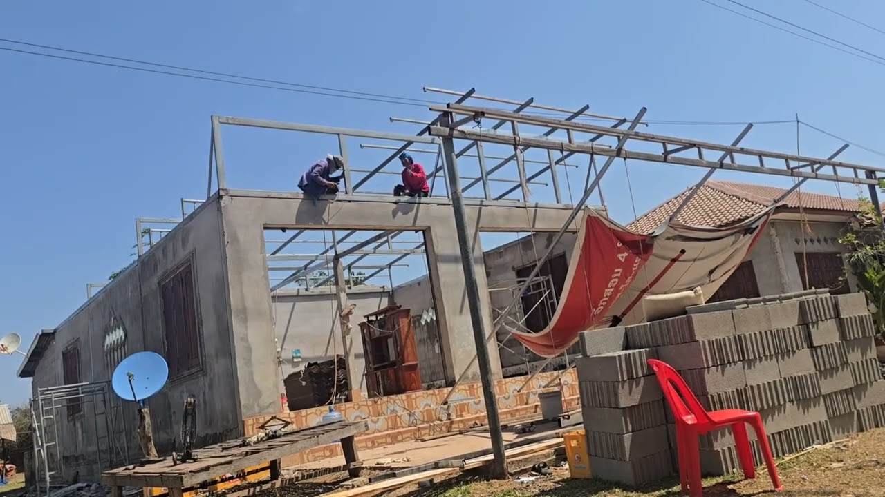 ช่างทำบ้านฝั่งลาวแทบไม่ได้พักเลยทำทังปีเงินดี