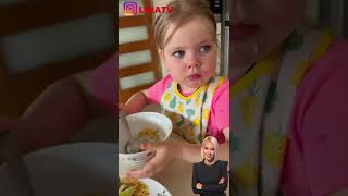 Лера Кудрявцева засняла, как дочка Маша аккуратно ужинает на кухне