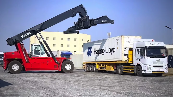 How They Load Refrigerated Shipping Containers #shorts #loadingandunloading  #shippingcontainer