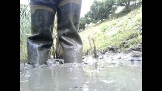 MITSUUMA waders（crotch high rubber boots）stir the rice field deeply　ミツウマ（三馬）水中長（クロッチラバーブーツ）田ん圃をかき混ぜる