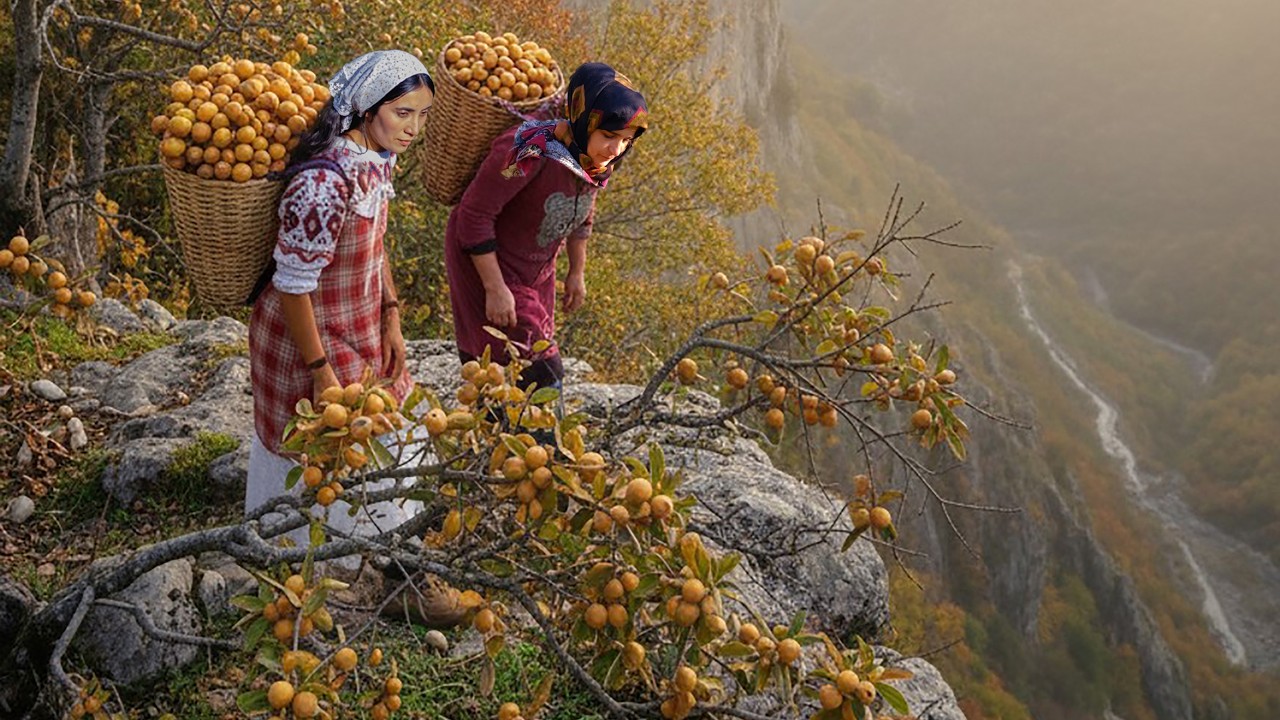 Вы не поверите, как эти деревенские женщины собирают фрукты в горах!