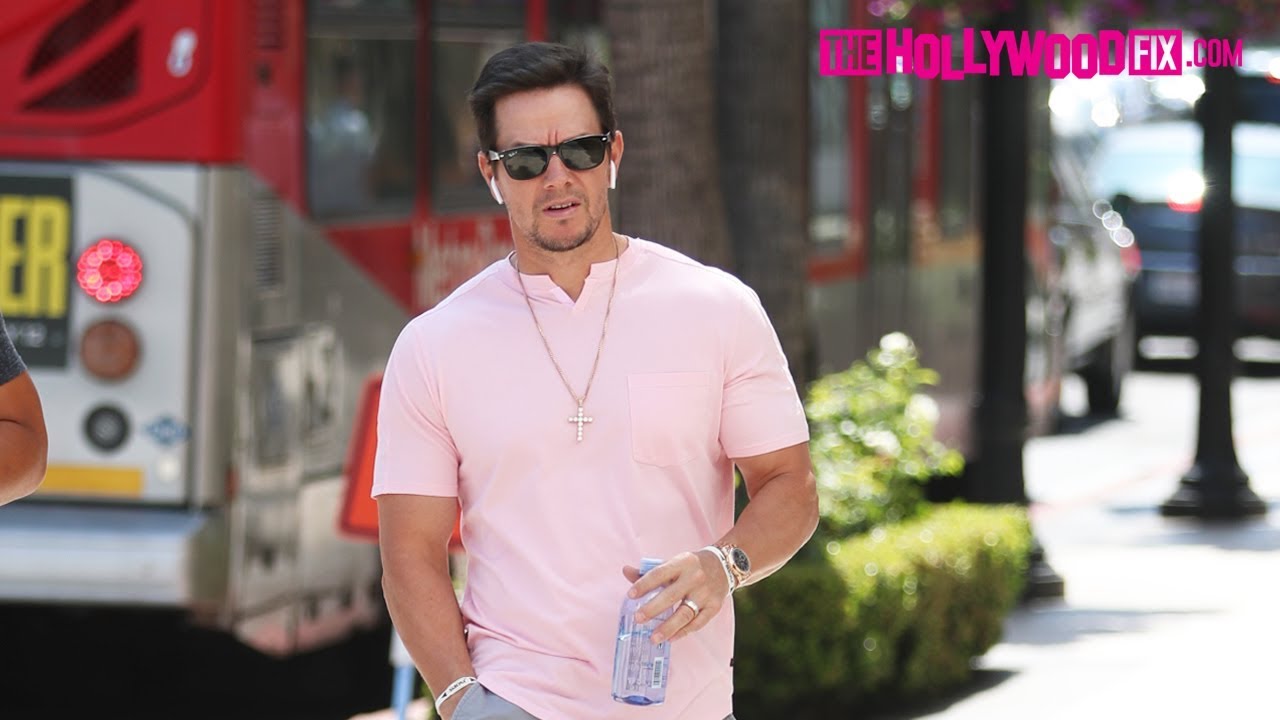 Mark Wahlberg Is In A Good Mood When Spotted By A Hollywood Tour Bus On