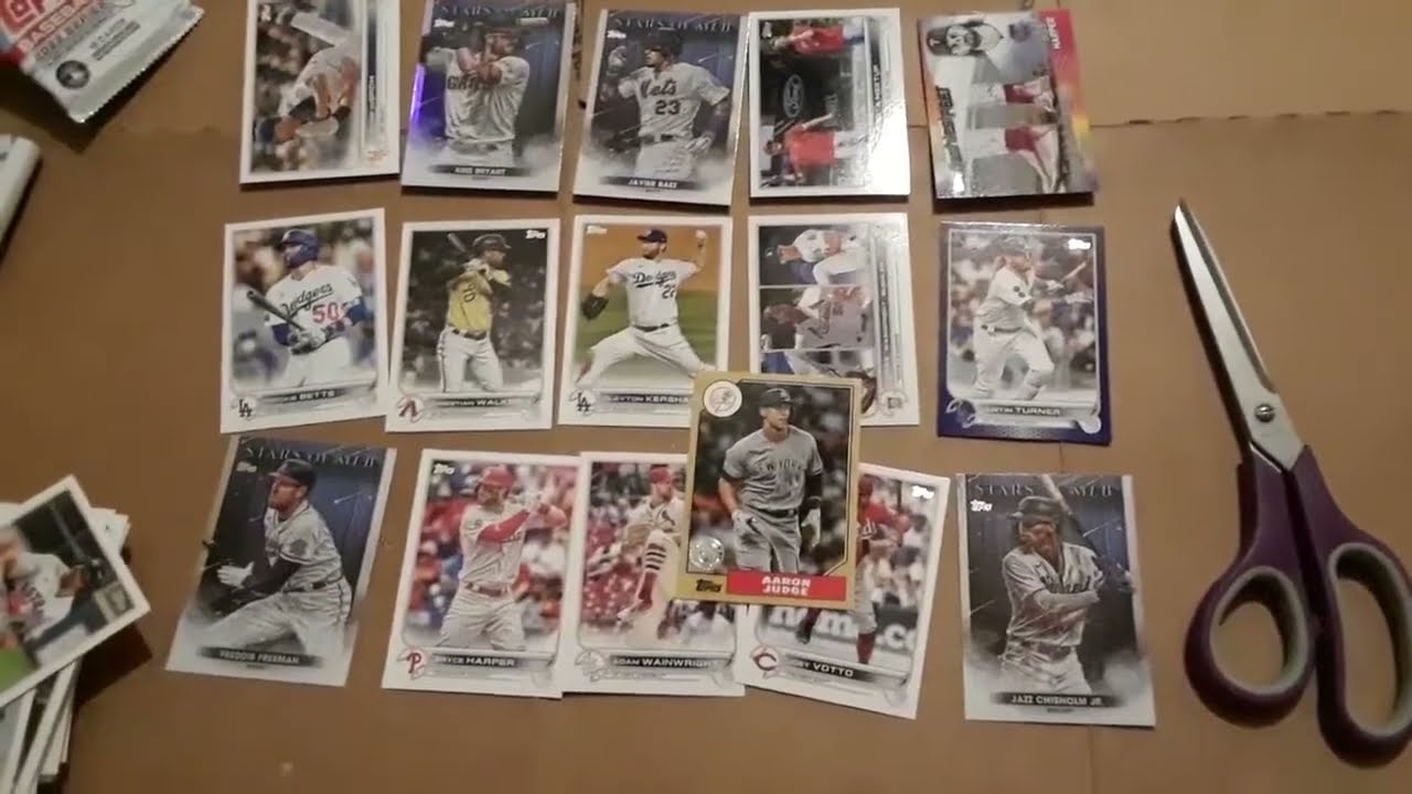 Распаковка розничных пачек бейсбольных карточек Topps Baseball Series 1 2022 года — 4 пачки с мно...