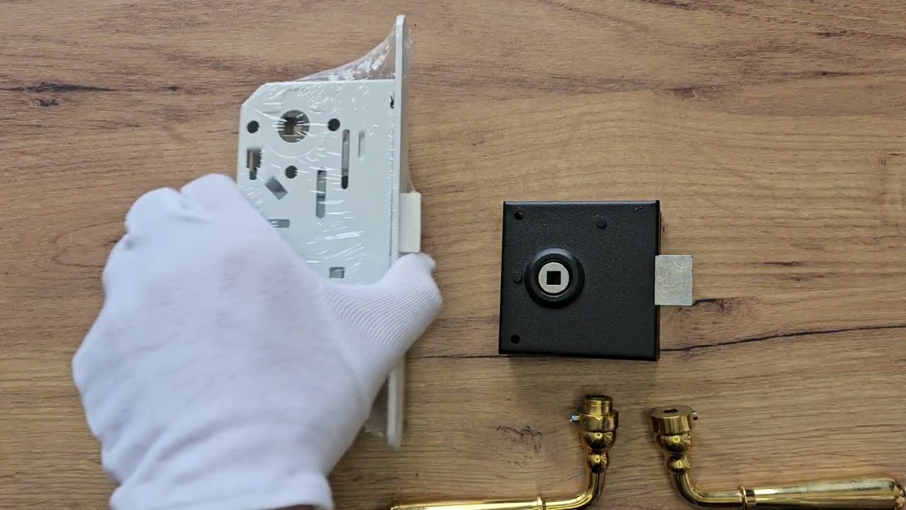 Poignées de porte adaptées aux serrures en applique