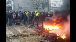 Gori sve ispred Evropskog parlamenta! Poljoprivrednici zapalili gume intervenisala policija!