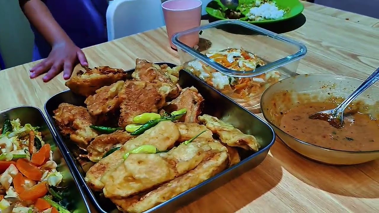 Set Menu Berbuka Puasa | Semur Ayam, tumisan Sayur dan Tahu Isi Juga tempe goreng