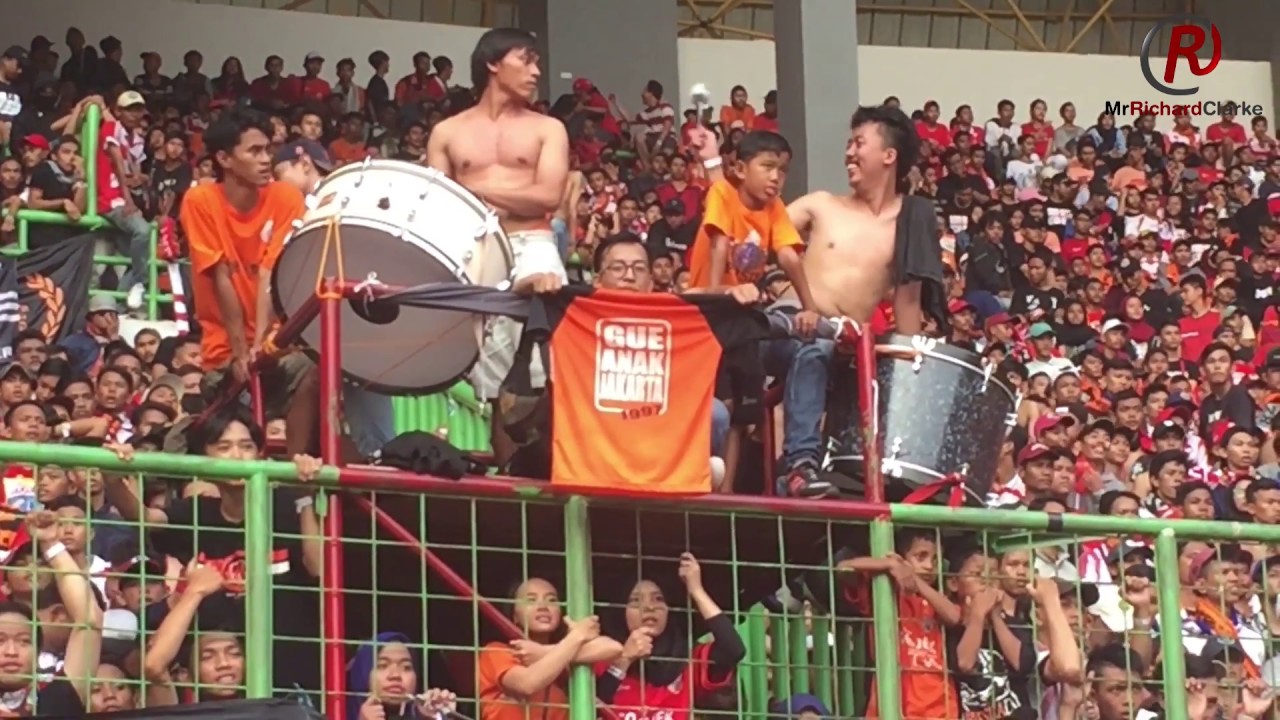 More incredible fans: Persija v Gresik United - FOOTBALL INDONESIA