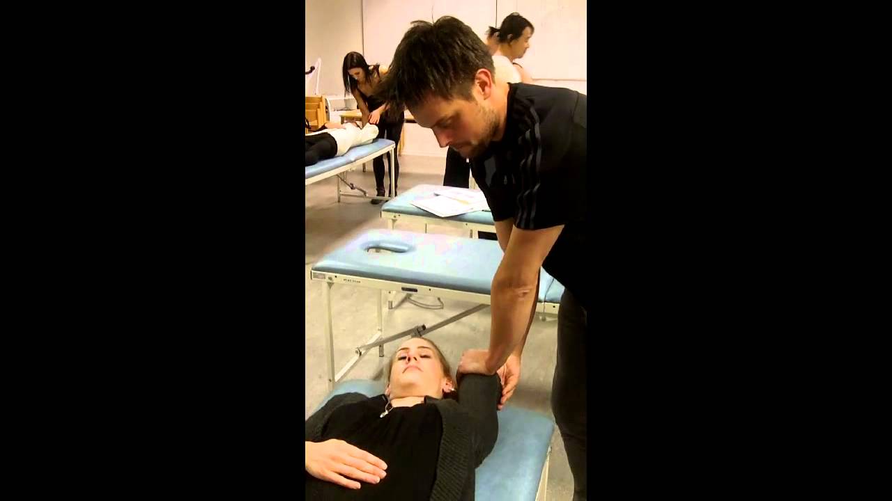 Assisterad stretch för Triceps Brachii - YouTube