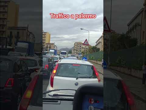 Video Palermo: AMBULANZA IN SIRENA BLOCCATA NEL TRAFFICO