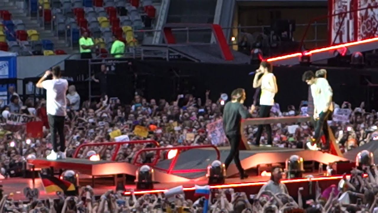 One direction: WWA tour Düsseldorf, Happily